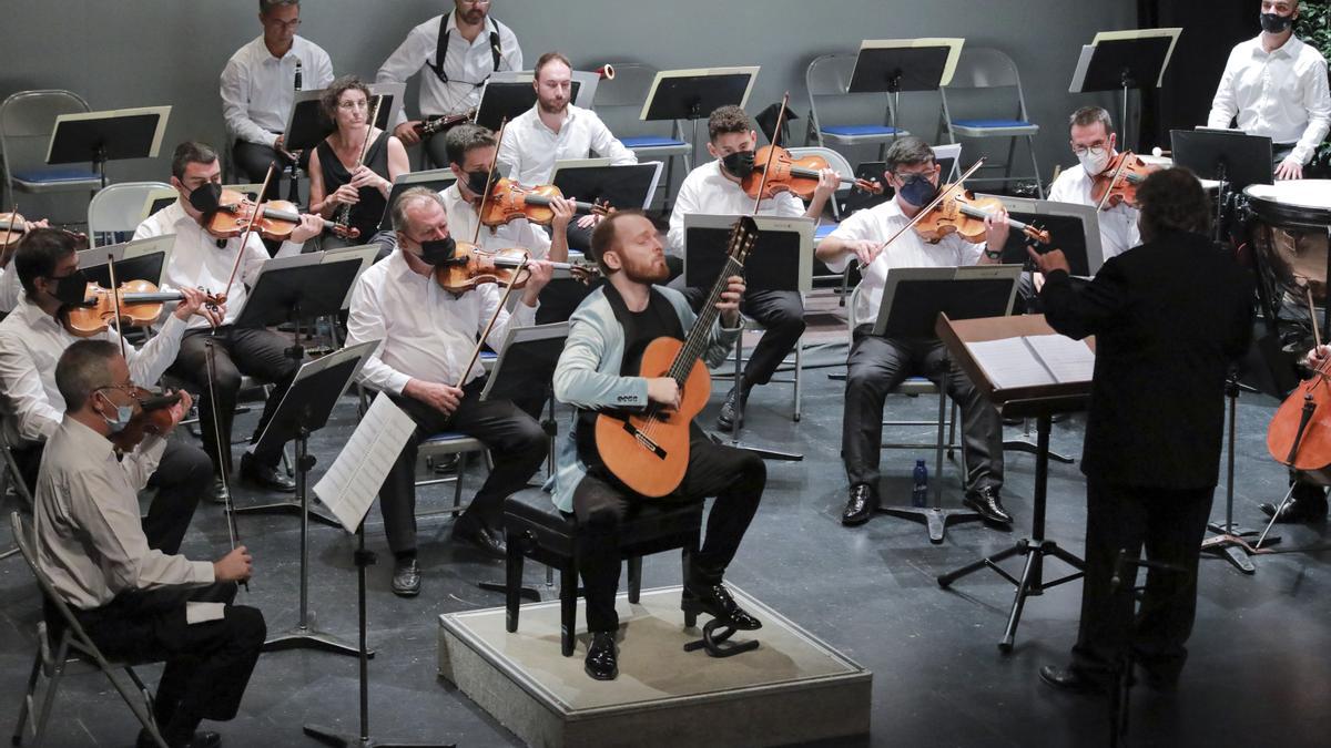 El ganador del festival, el ucraniano Marko Topchii, en un momento de su participación junto a la Orquestra Simfònica de Castelló.