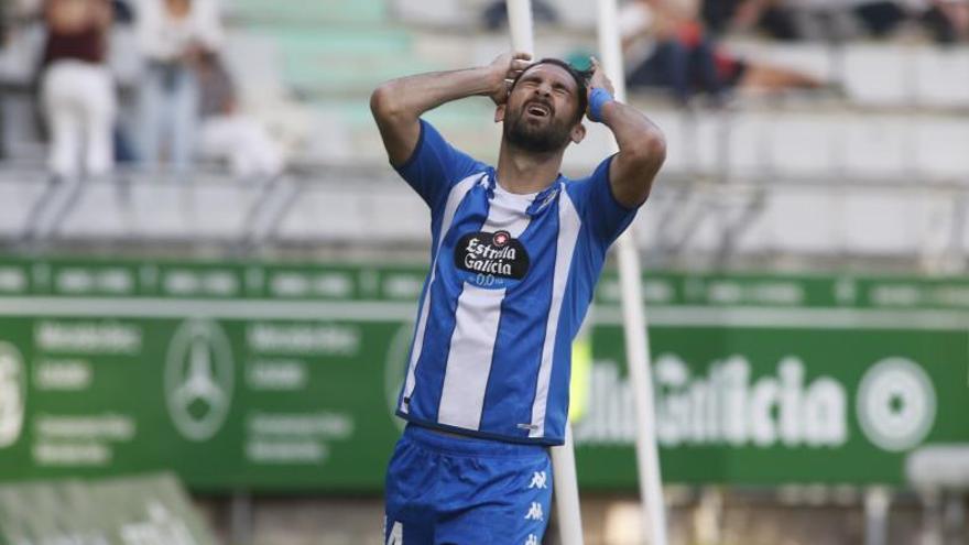 Arturo lamenta la ocasión fallada hace meses con el Deportivo en A Malata. |  // IAGO LÓPEZ