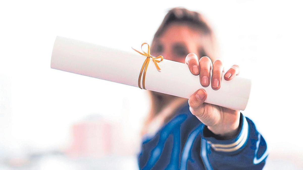 Una estudiant amb el diploma dels seus estudis