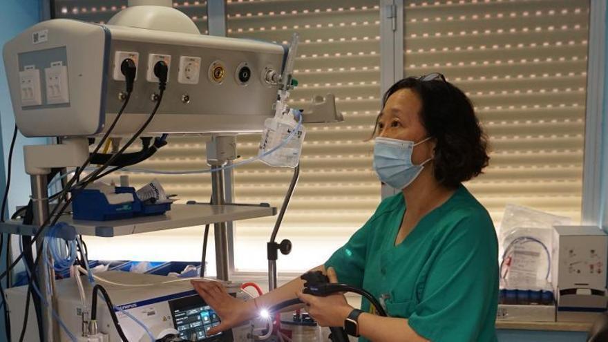La doctora Akiko Ono prepara uno de los equipos de colonoscopia de la Arrixaca. | HUVA