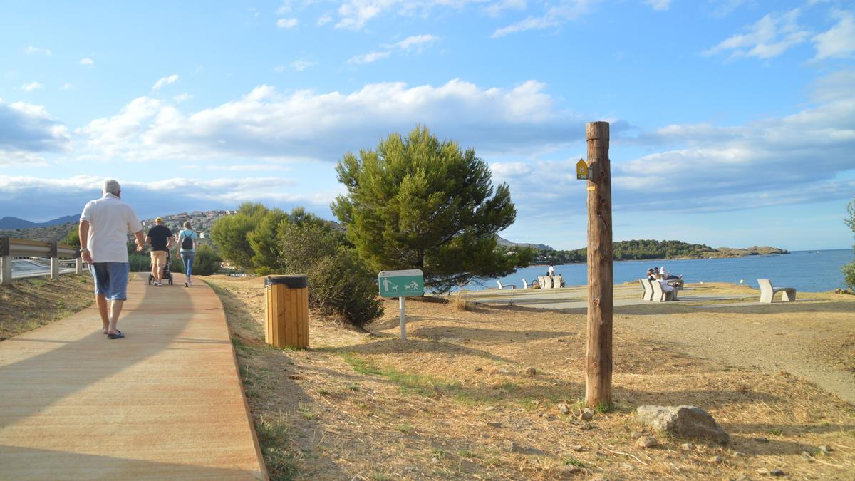 Des de Llançà, el camí de ronda ressegueix la costa de la Mar d&#039;Amunt