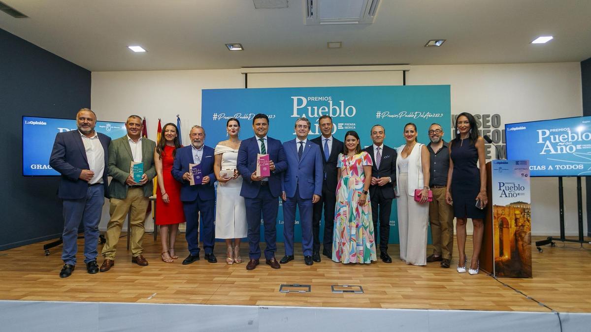 Autoridades políticas, directivos del diario  La Opinión y ganadores de la II edición de   los Premios ‘Pueblo del Año’