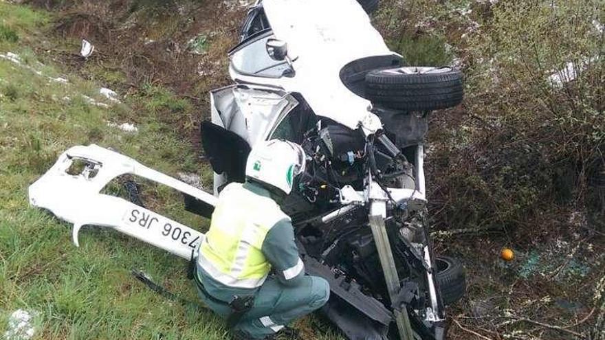 El vehículo terminó volcando en la cuneta.  // FdV