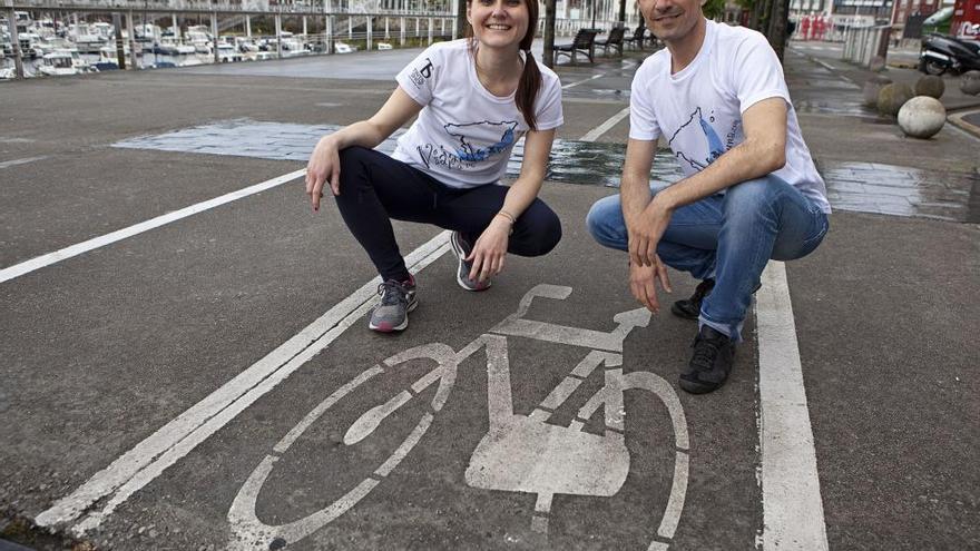 Joanna Wójcik y Nelson Bardón, en el carril bici de Fomento, en Gijón.