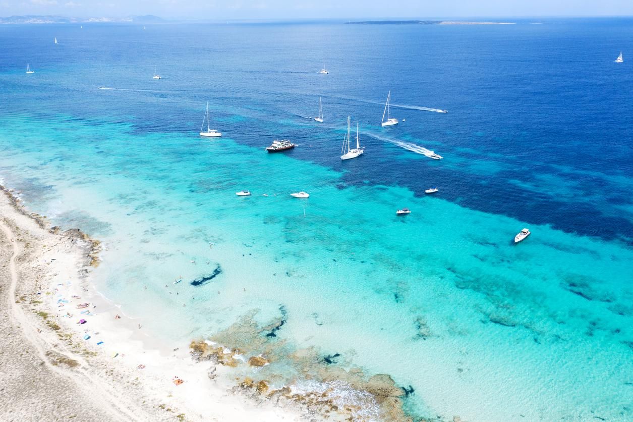Gente tomando el sol en Illetes, Formentera.