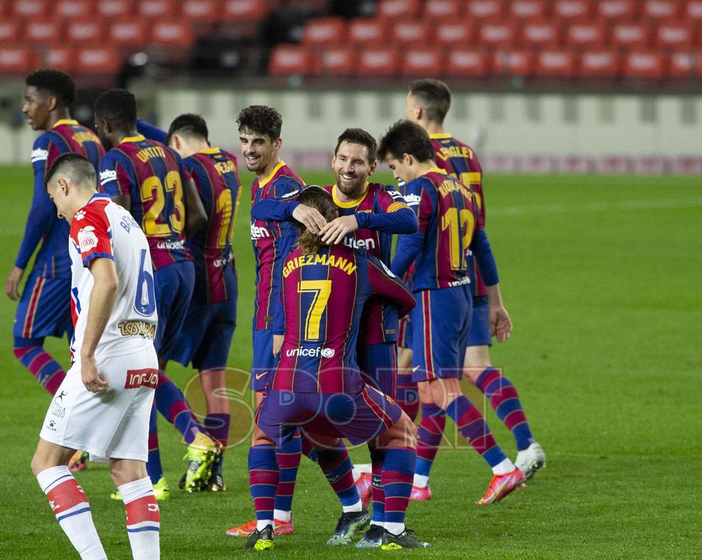 Leo Messi y Antoine Griezmann celebran un gol durante el partido de LaLiga entre el FC Barcelona y el Alavés disputado en el Camp Nou.