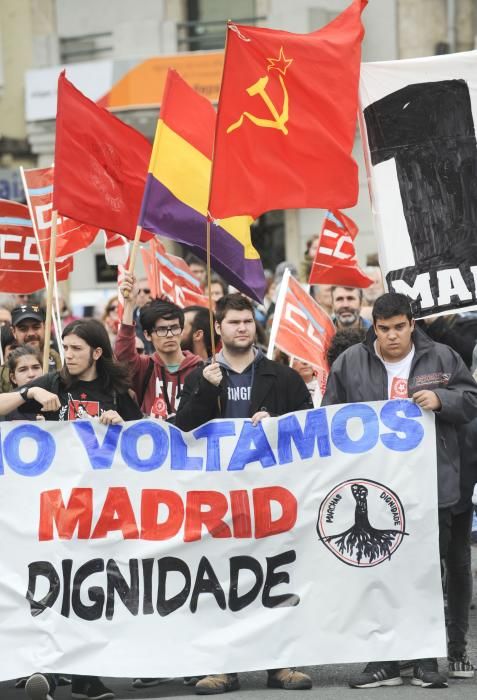 Unas 4.000 han secundado la manifestación convocada por UGT y CCOO que ha arrancado A Palloza y ha terminado en la plaza de Ourense, ante la Delegación del Gobierno en Galicia.