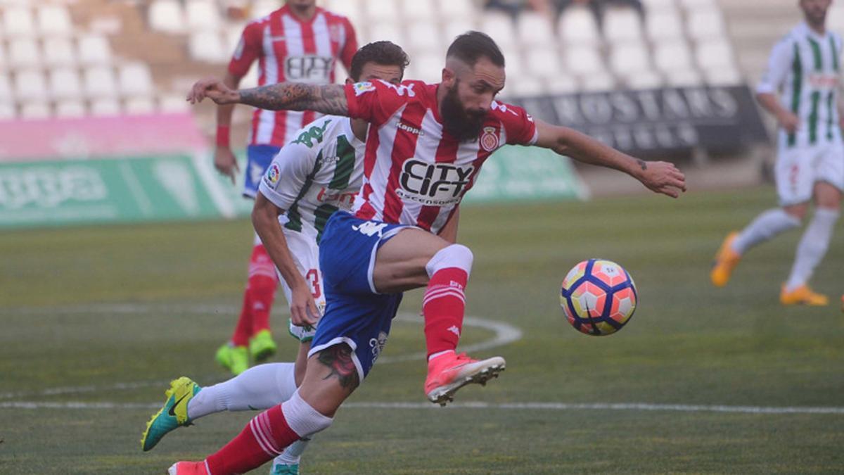 El jugador del Girona Cifuentes, en una acción del partido