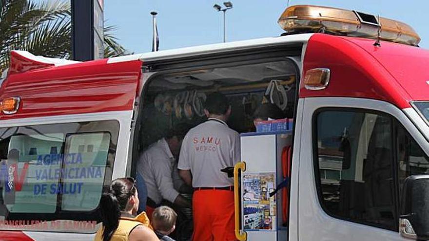 Una policía con el hijo de una detenida atendida por el SAMU.