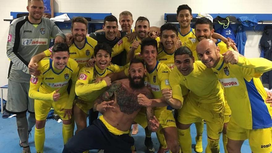 Los jugadores del Baleares celebran el pase a la final.