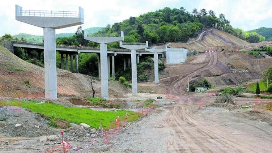 Obras de uno de los viaductos de la autovía de los túneles de Riaño en la vertiente de Siero.