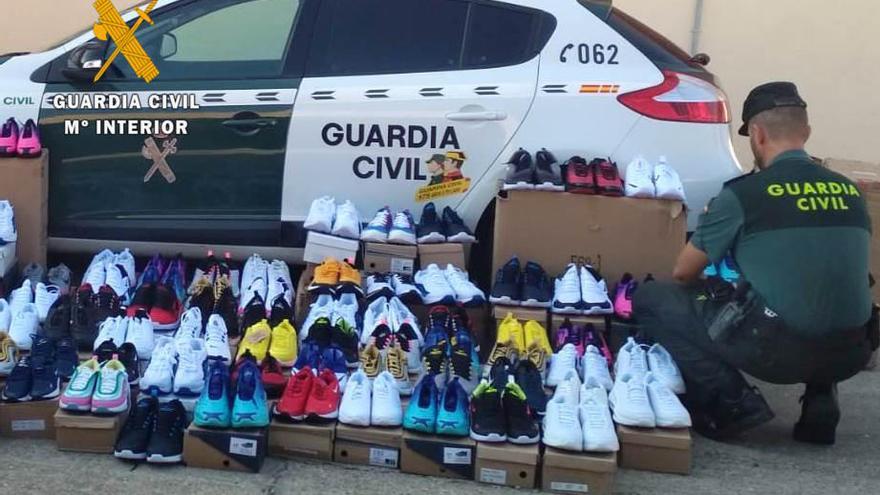 Zapatillas aprenhendidas por la Guardia Civil.