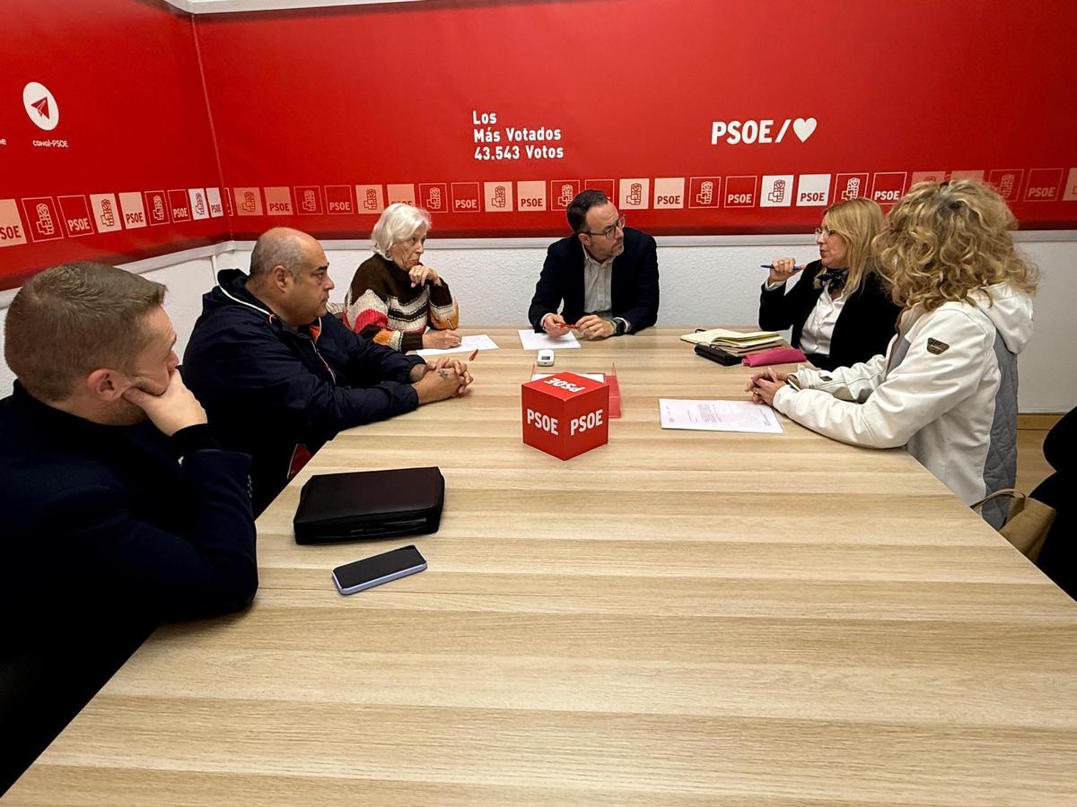 Reunión de los responsables socialistas para denunciar la situación de falta de plazas para mayores en Elche