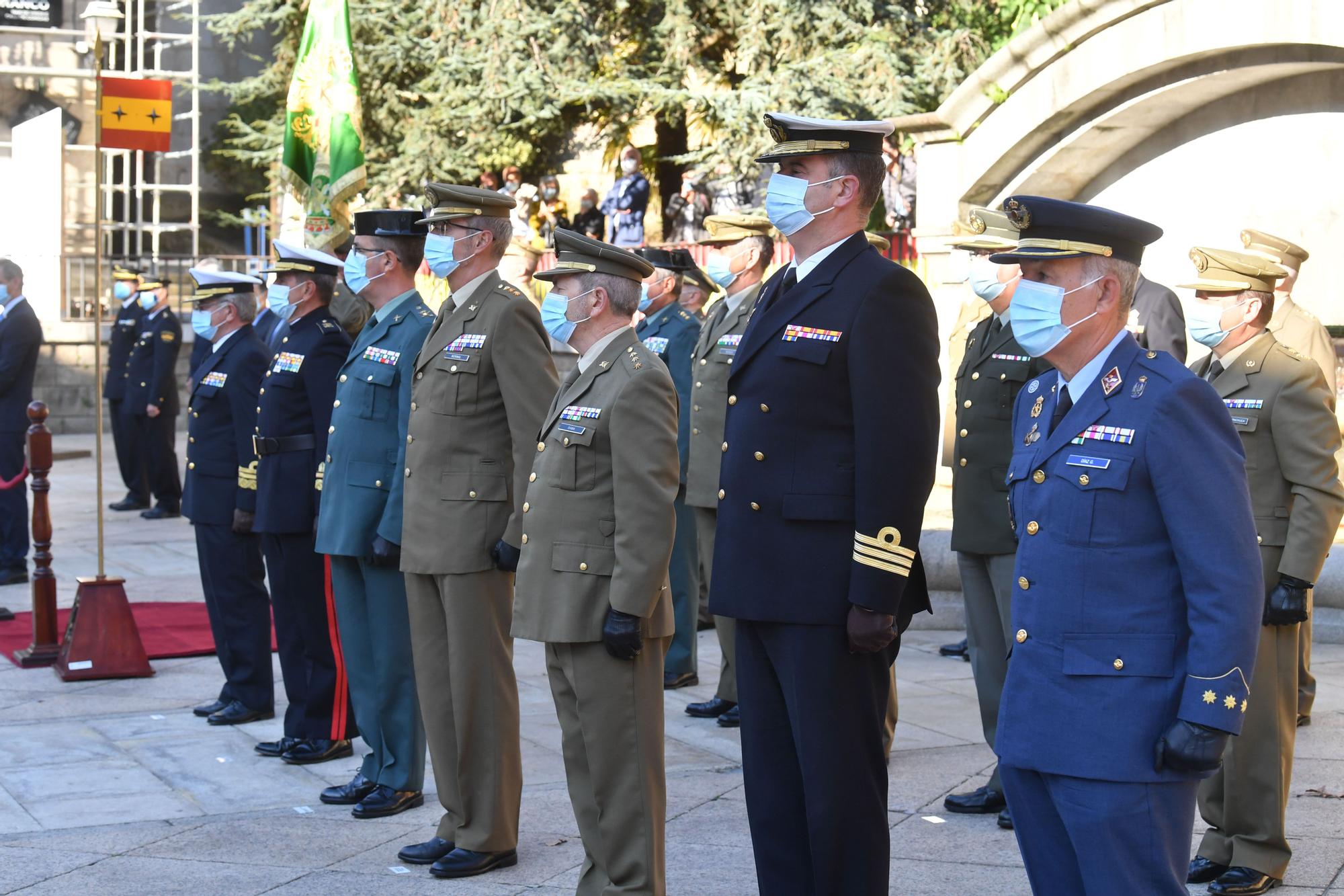 Acto de celebración por la Fiesta Nacional en la plaza de la Constitución