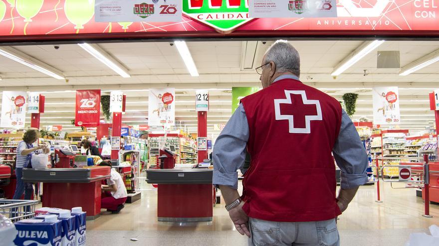 Cruz Roja y Deza colaboran en una recogida de alimentos para familias vulnerables en Córdoba