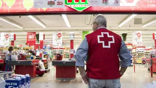Cruz Roja y Deza colaboran en una recogida de alimentos para familias vulnerables en Córdoba