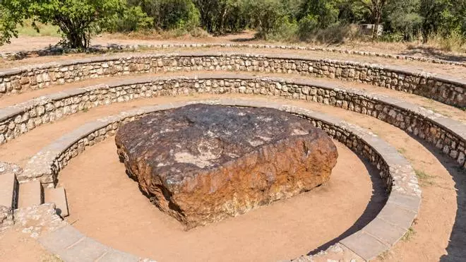 En 1920, un granjero descubrió una roca de hierro de 60 toneladas en Namibia; es el meteorito más grande y pesado del mundo, un tesoro declarado Monumento Nacional