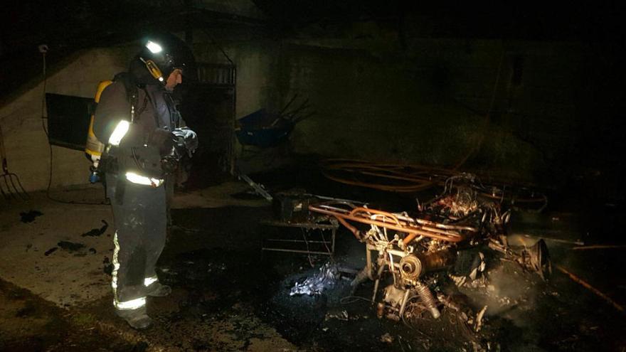 Un bombero, en la zona en la que se produjo el fuego.