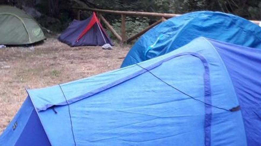 Diverses tendes de campanya a l&#039;estany d&#039;Aigüestortes