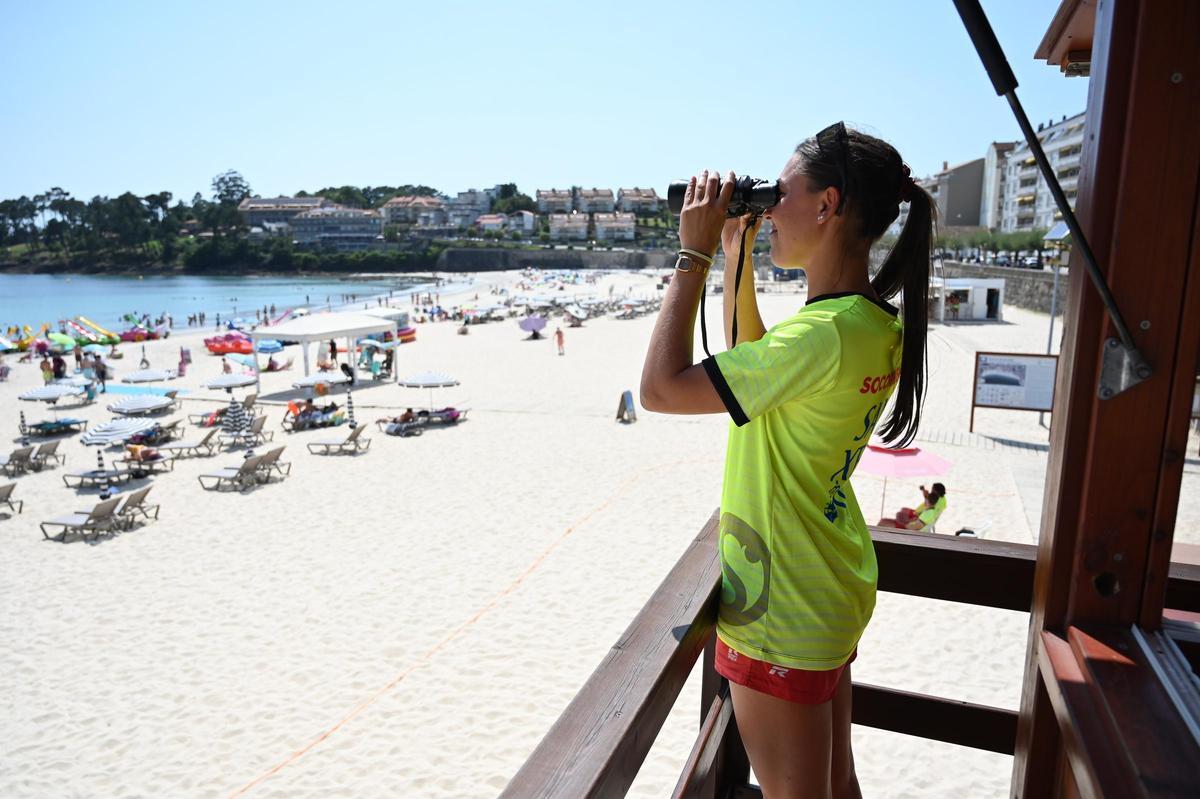 Una socorristas en la playa de Silgar