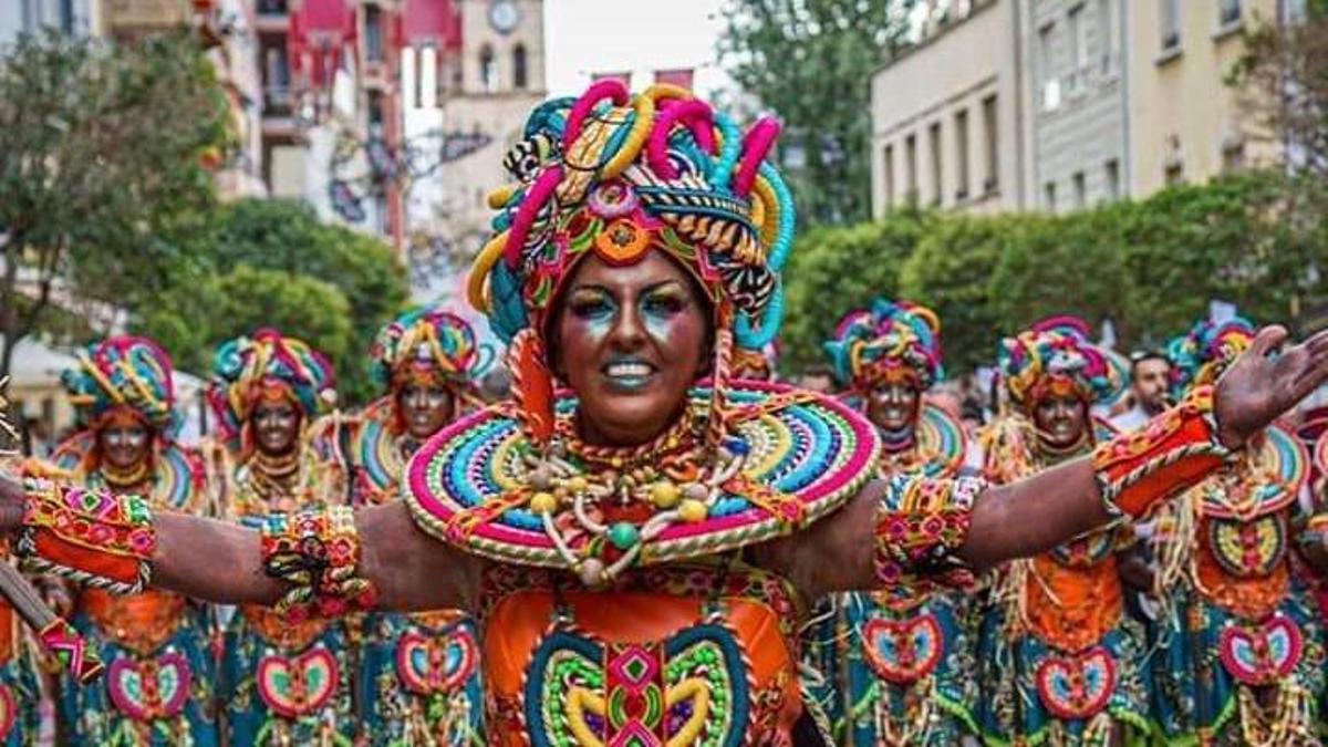 Las comparsas de Villena desfilando por las calles de la localidad, con sus coloridos vestidos, durante las fiestas del año 2019.