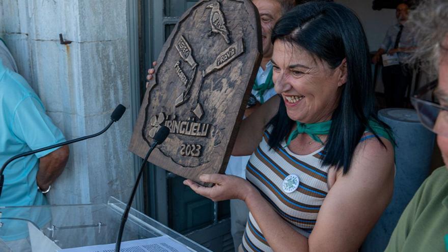 La pregonera, Rebeca García, ayer, en el balcón del Ayuntamiento. | Pepe Alonso / Cofradía del Xiringüelu