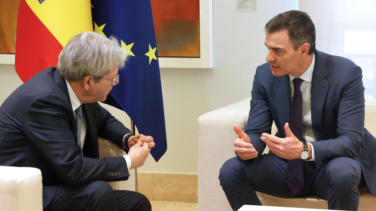El comisario europeo de Economía, Paolo Gentiloni, y el presidente del Gobierno, Pedro Sánchez.