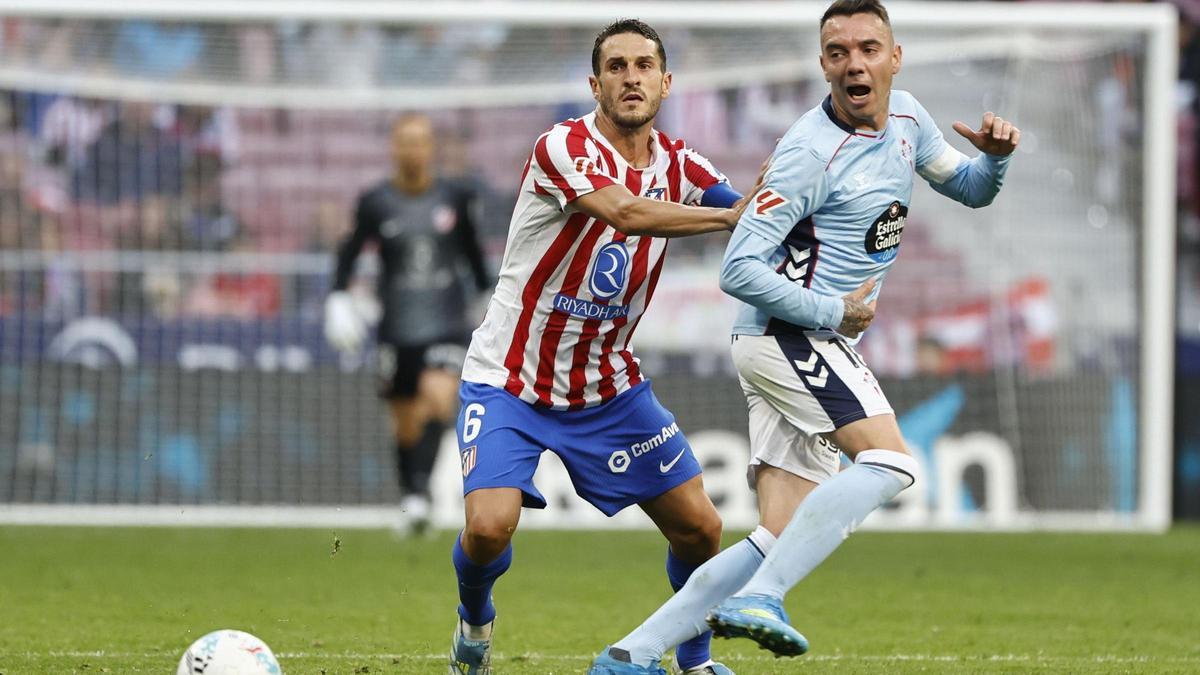 El rojiblanco Koke Resurrección pugna por el balón con el céltico Iago Aspas, el sábado, en el Metropolitano.