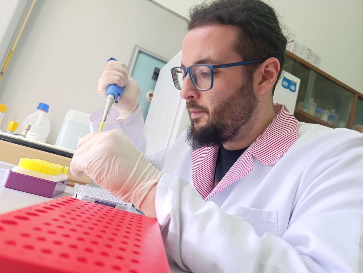 El investigador y coautor del trabajo, Alejandro Polina, en el laboratorio.