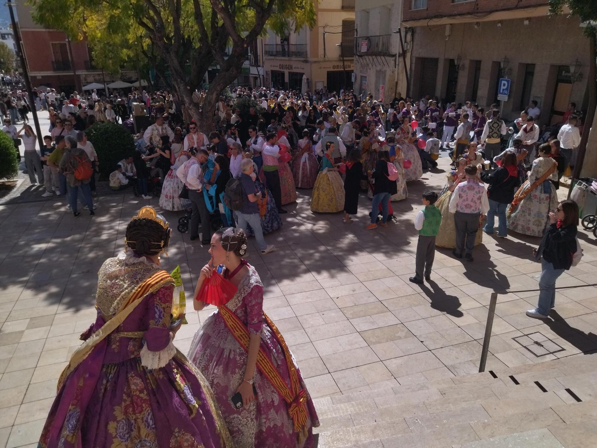 El abanico sombrilla y el lujo de la sombra en el veraniego superdomingo fallero de Dénia (imágenes)