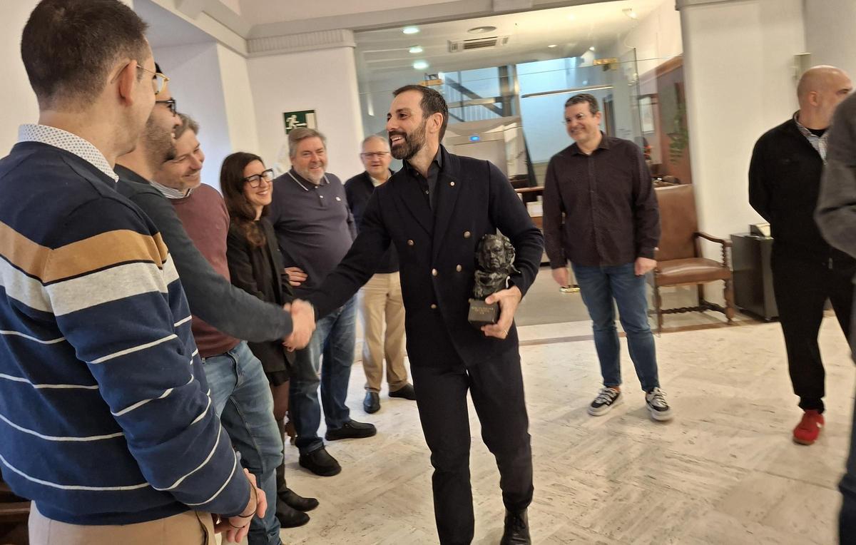 Carlo saluda a los concejales a su llegada esta mañana al ayuntamiento