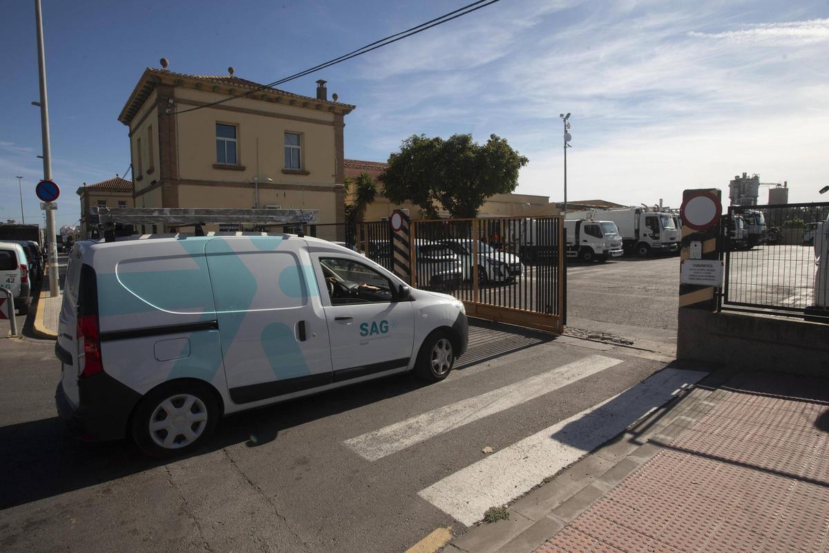 Un vehículo entra en la sede de la SAG.