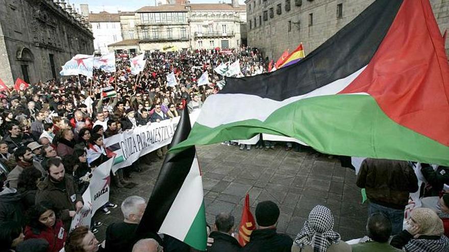 Los manifestantes despliegan una bandera palestina ayer en la compostelana Praza da Quintana. / x. rey