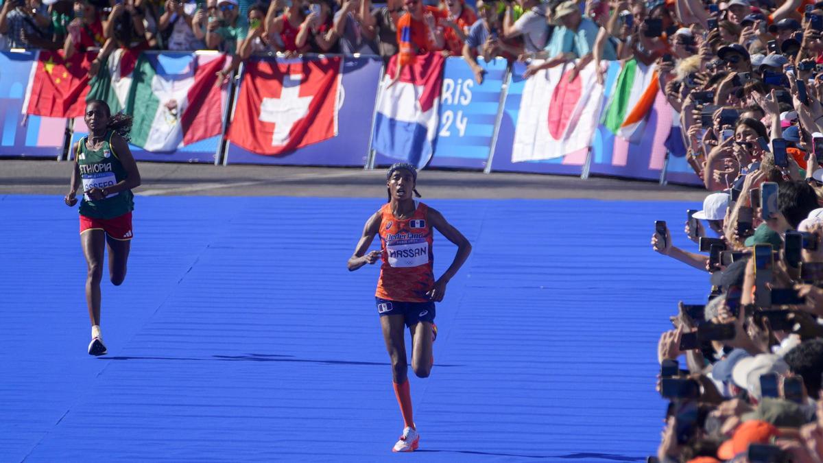 La holandesa Sifan Hassan por delante de la etíope Tigst Assefa acercándose a la meta en la prueba de maratón femenina en los Juegos Olímpicos de Paris 2024