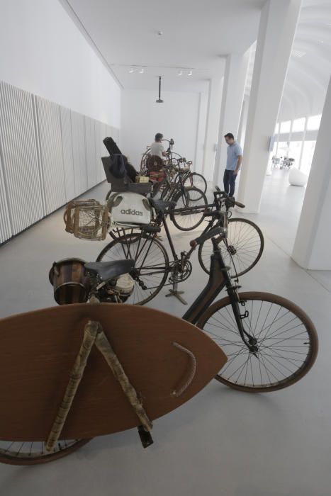 Exposición de bicicletas en la antigua estación de