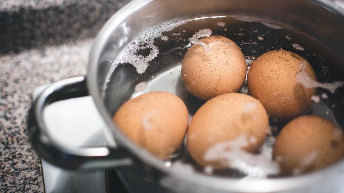 Añadir vinagre en el agua ayuda a que los huevos cocidos se puedan pelar más fácilmente.