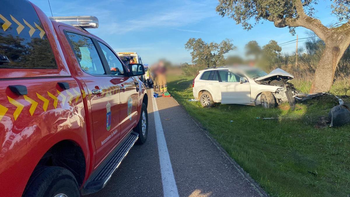 Herido grave un hombre de 53 años tras chocar su coche contra un árbol cerca de la base de Bótoa