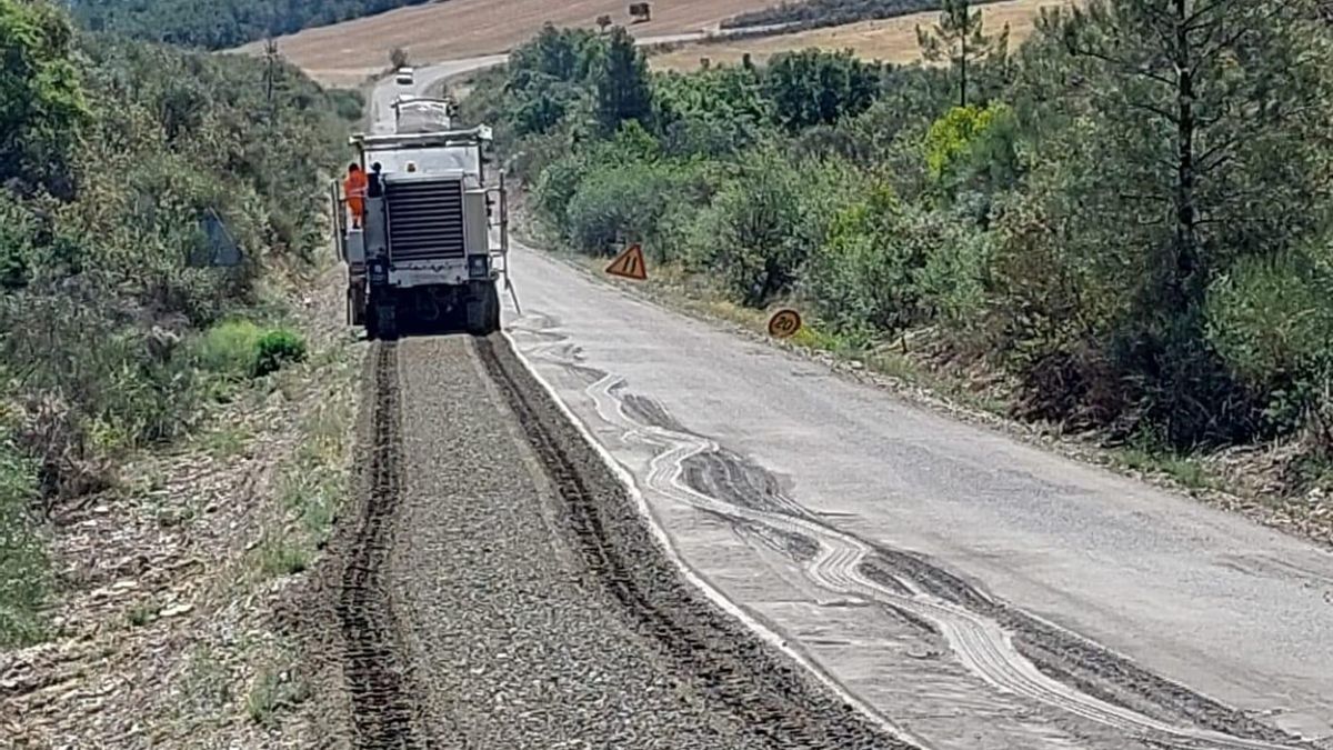 Una máquina trabaja en las obras del camino de Cilleros a Vegaviana.