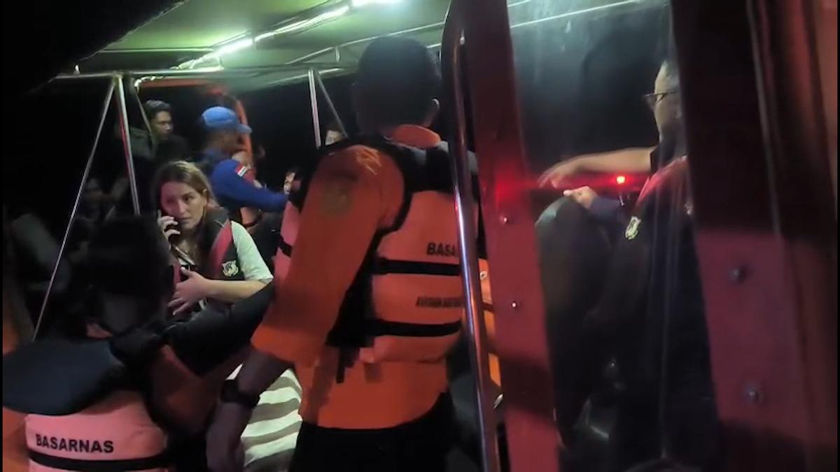 El servicio de rescata de Indonesia evacuando a los afectados en el hundimiento