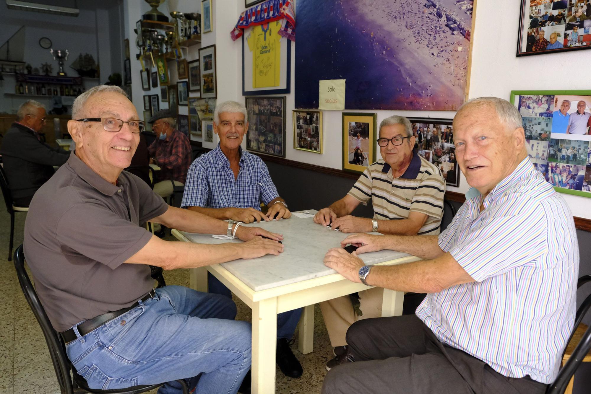 Ex de la UD (Germán Dévora, Paco Castellano, Páez y Hernández) se reúnen en un local para jugar cartas y contar batallas