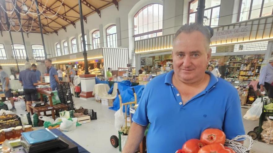 Los tomates gigantes de Villar (Tazones) sorprenden en la plaza de abastos de Villaviciosa: "El abono natural y un riego constante son claves"