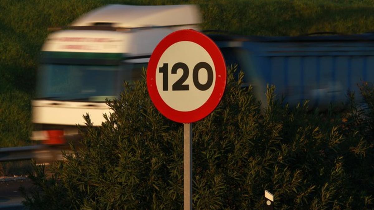Un camión circula junto a una señal que fija en 120 km/h el límite de velocidad, el pasado febrero, en Sevilla.