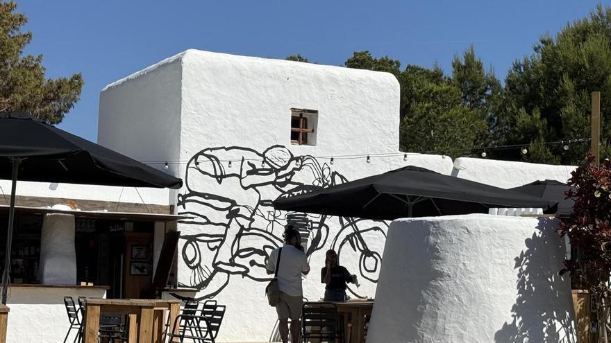 Una tienda de ropa pinta un mural en una casa pagesa de Ibiza y vulnera su protección