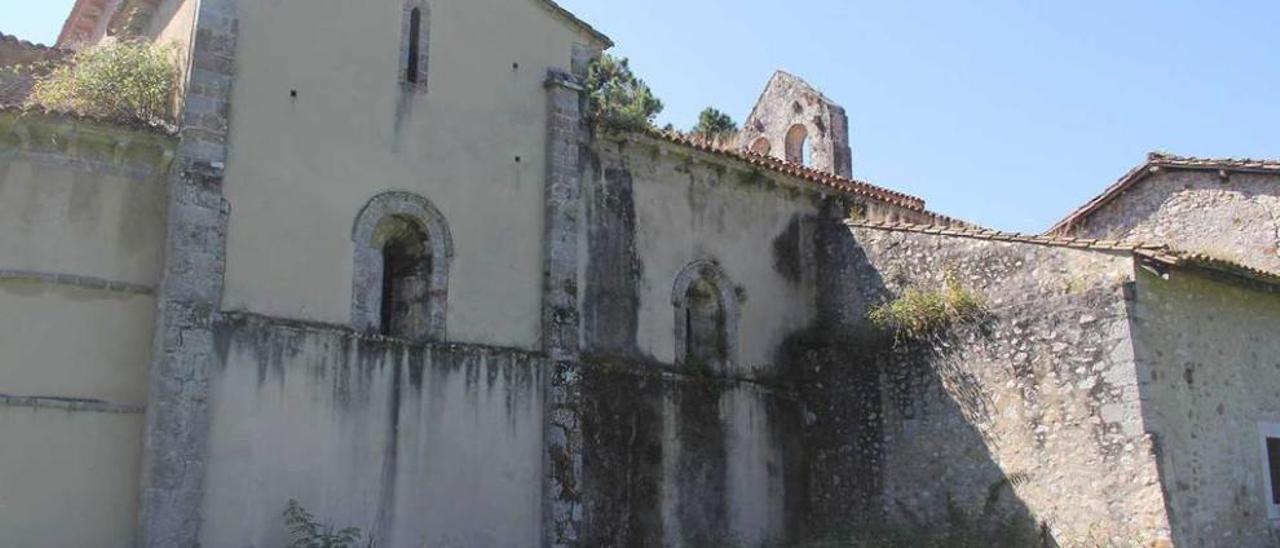 La iglesia de San Antolín de Bedón (fachada Norte) tomada por las humedades y la vegetación.
