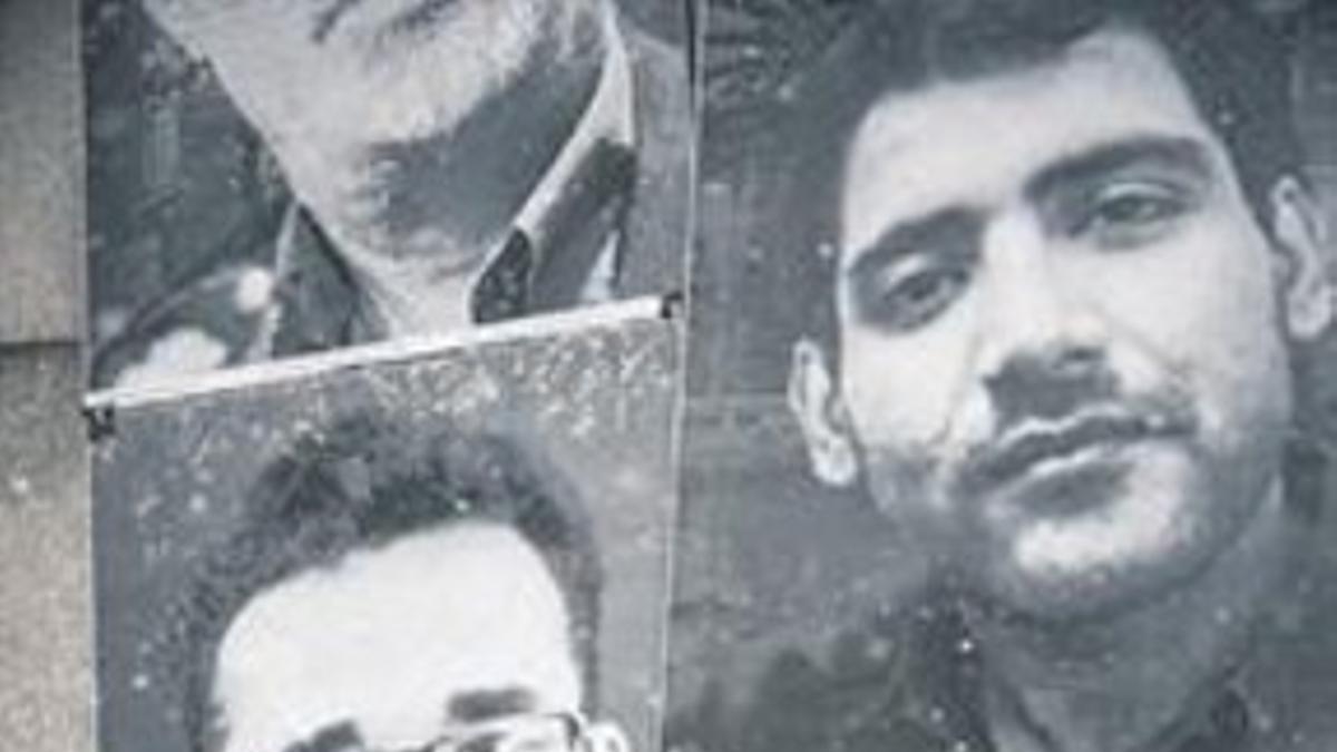 Foto del físico Kokabee (izquierda) con otros presos iraníes, delante de la ONU.