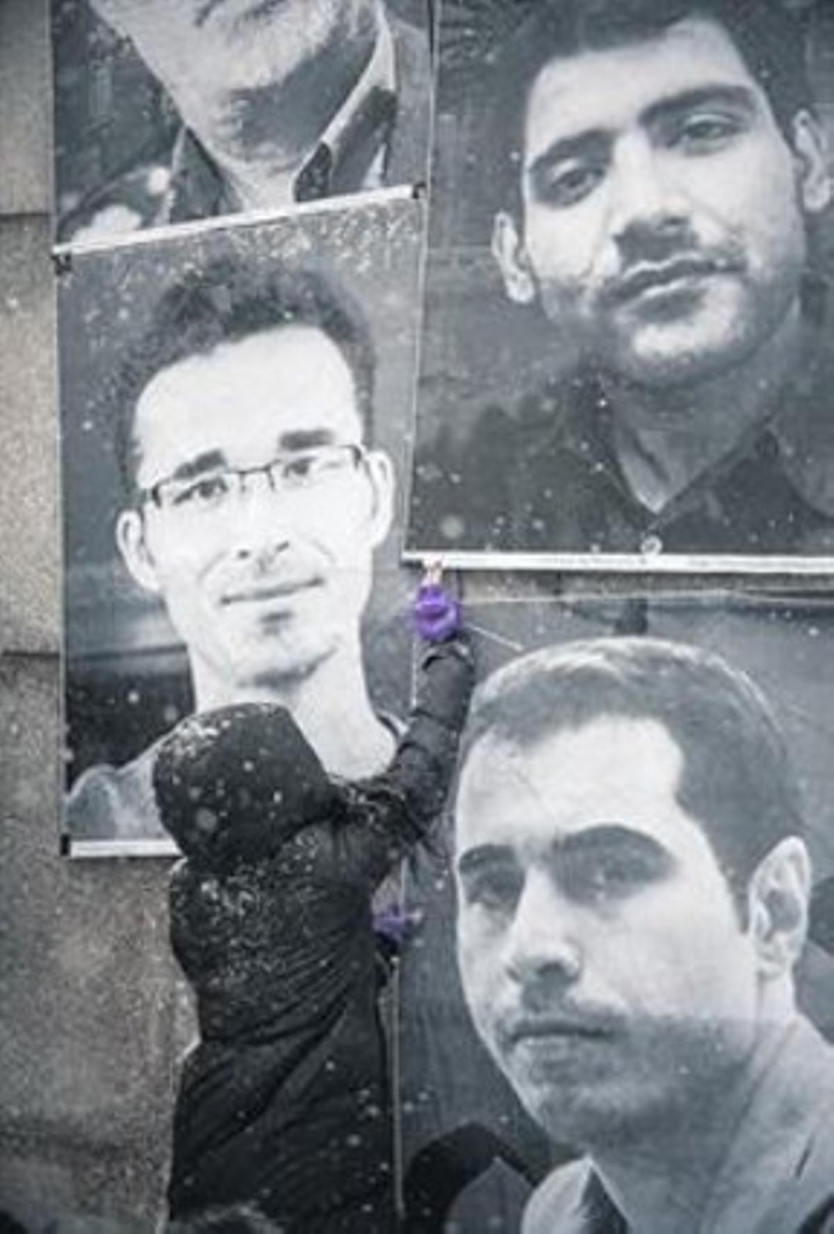 Foto del físic Kokabee (esquerra) amb altres presos iranians, davant de l’ONU.