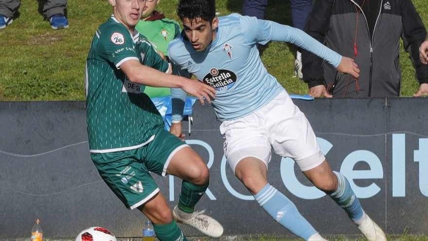 Pitu, del Coruxo, y Solís, del Celta B, disputan un balón en el derbi de la pasada temporada en Barreiro. // R. Grobas