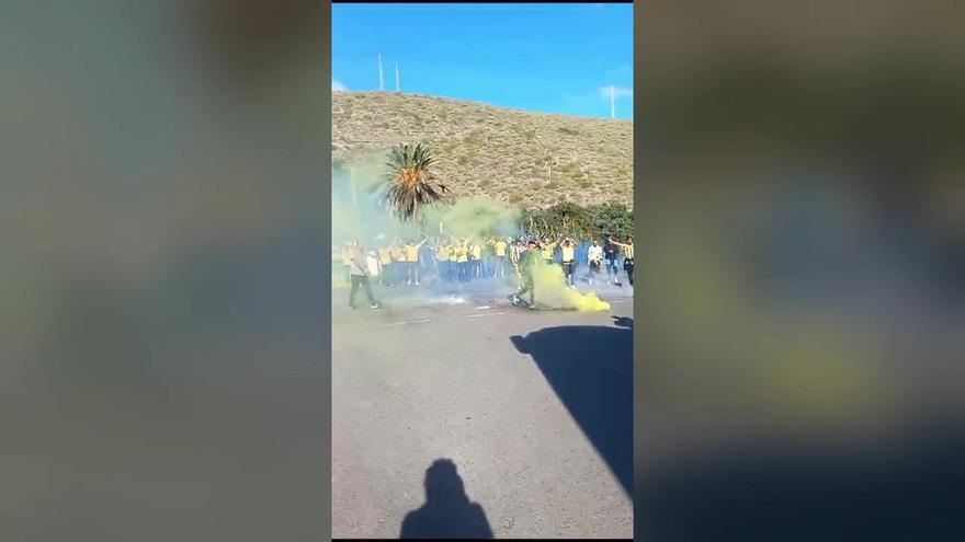 La afición amarilla despide a la UD Las Palmas antes del derbi