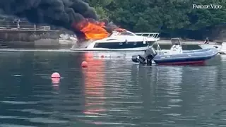 Así fue el incendio en el puerto de Vilariño que afectó a una lancha y a aparejos de pesca