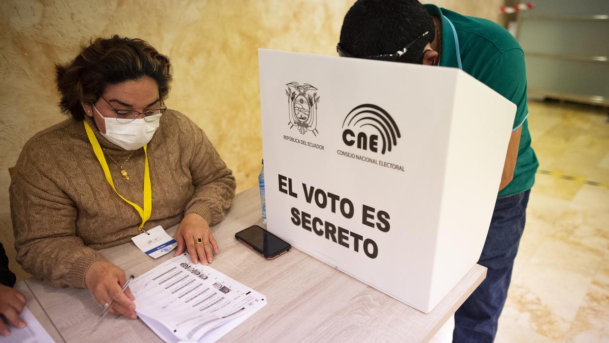 Los ecuatorianos residentes en la Región votan en la segunda vuelta de las elecciones de su país